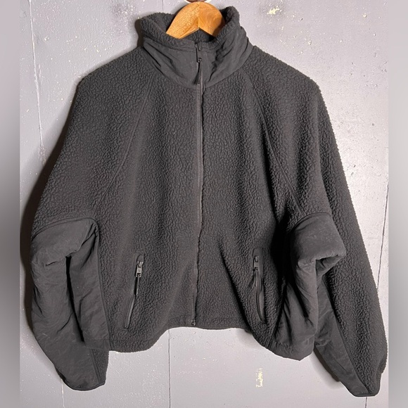 Vuori Alpine Sherpa Jacket in Black.  Size Medium 
Like New - Picture 3 of 13